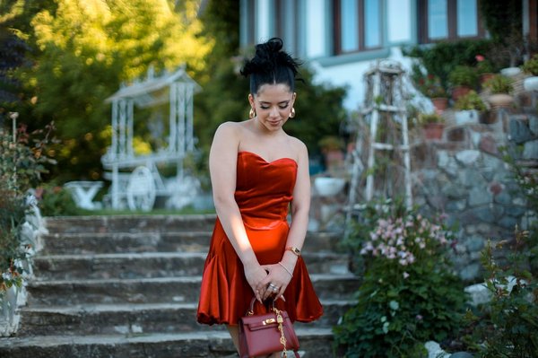 What's the Best Method for Styling an Embellished Clutch with a Formal Gown?